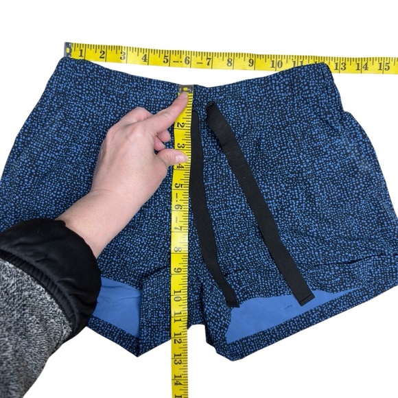 Lululemon Spring Break Away Short II Pleated Cuffed Blue and Black Print Size 6 - Picture 15 of 16